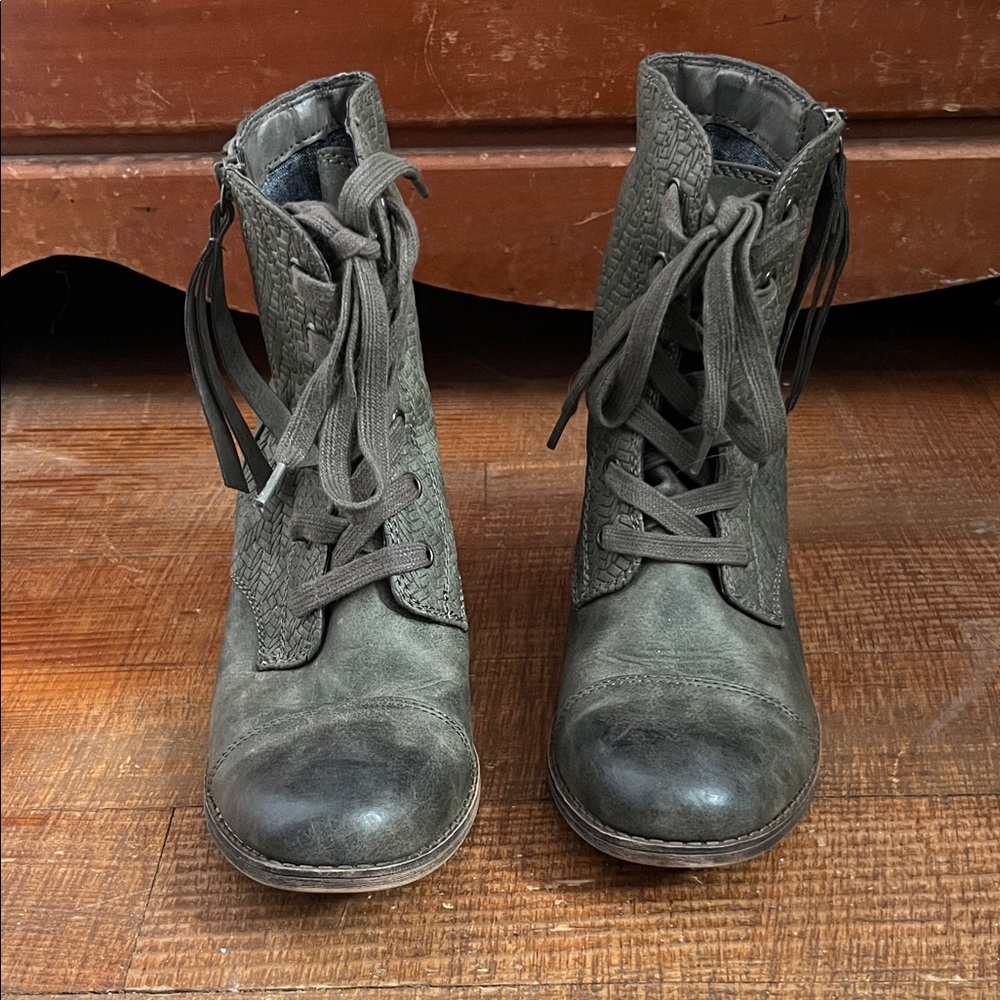Women’s size 8 heeled green/grey boots